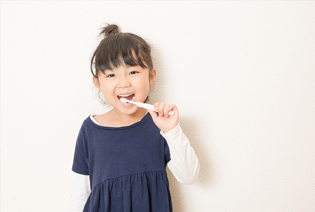 歯磨きをする子供